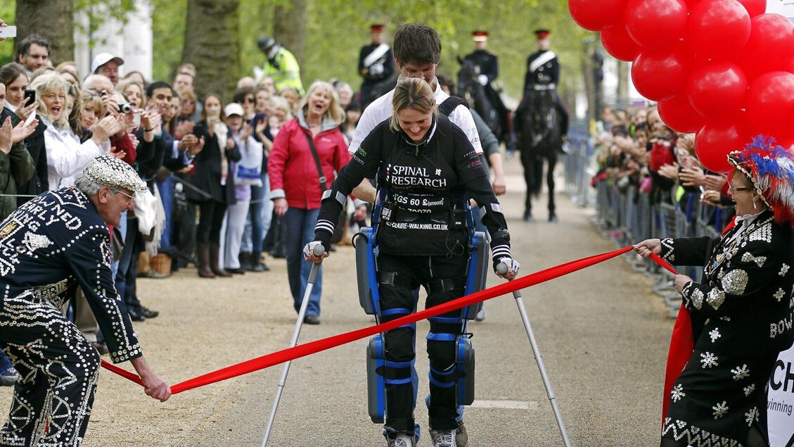 Paralysed Claire Lomas finishes London Marathon [ARCHIVE MATERIAL 20120508 ]