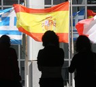 Bandiere greca, spagnola e francese a Bruxelles © ANSA 
