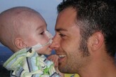 L'immagine con cui Ieri sera, su Facebook, Mauro Zaratta ha annunciato la morte del figlio Lorenzo,  il bimbo di Taranto a cui fu diagnosticato a soli tre mesi dalla nascita un tumore al cervello © Ansa