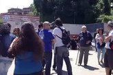 Incidente Roma, fiori e cartelli contro il sindaco Marino