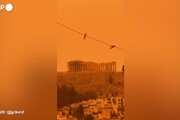 Grecia, Atene si tinge di arancione per la tempesta di sabbia del Sahara