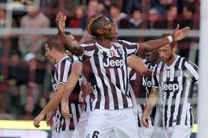 Paul Pogba esulta dopo che Carlos Tevez ha segnato il 2-0 per la Juventus a Livorno (ANSA)