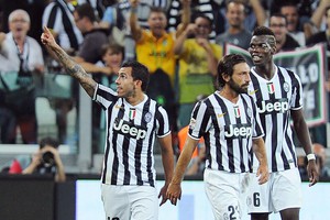 Carlos Tevez (s) saluta i tifosi dopo aver segnato il 4/o gol della Juventus (ANSA)