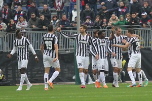 Fernando Llorente (c) esulta con i compagni dopo aver segnato il gol dell'1-1 in Cagliari-Juventus (ANSA)