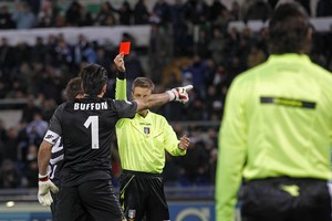 L'arbitro Davide Massa espelle Gianluigi Buffon in Lazio-Juventus (ANSA)