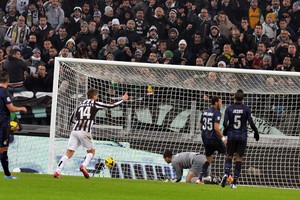 Juventus-Inter 1-0: al 15' pt perfetto lancio di Pirlo per l'inserimento di Lichtsteiner che di testa centra l'angolo, palo-rete. (ANSA)