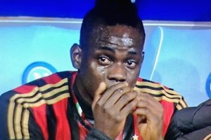 Mario Balotelli piange in panchina durante Napoli-Milan, coi rossoneri ancora sconfitti (ANSA)