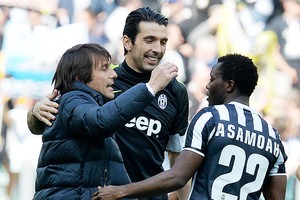 Antonio Conte (s) esulta con Gianluigi Buffon (c) e Kwadwo Asamoah (d), autore del gol della vittoria, alla fine di Juventus-Fiorentina (ANSA)