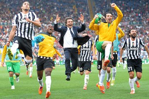 La Juventus batte la Roma all'Olimpico con un gol dell'ex Osvaldo, arriva a quota 99 a una giornata dal termine e supera il record dell'Inter 2006-2007, il primo campionato dopo Calciopoli, con la Juve in B e le penalizzazioni (ANSA)