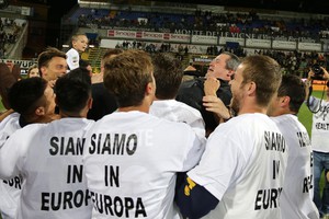 Il Parma torna in Europa conquistando l'accesso all'Europa League all'ultimo secondo grazie alla vittoria sul Livorno e al pareggio del Torino a Firenze. Corona una stagione nella quale spiccano le 17 partite utili consecutive. E' record per la squadra (ANSA)