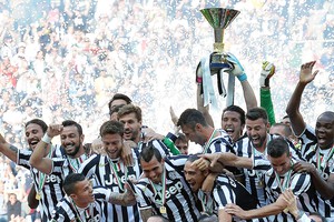 La Juventus dei record vince il terzo scudetto di seguito superando la quota 100 con 102 punti e ottenendo 19 vittorie su 19 partite in casa (ANSA)