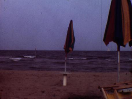 Un'immagine dal film di Ermanno Cavezzoni 'Vacanze al mare' realizzato con i filmini di famiglia © ANSA 
