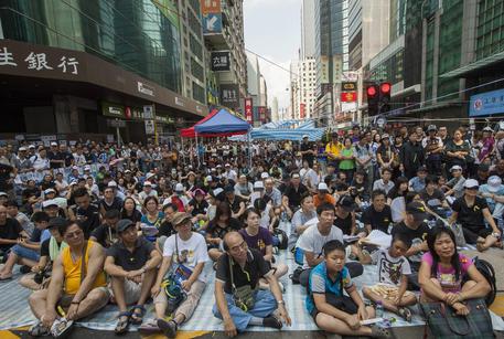 Attivisti per la democrazia occupano le strade di Hong Kong © EPA