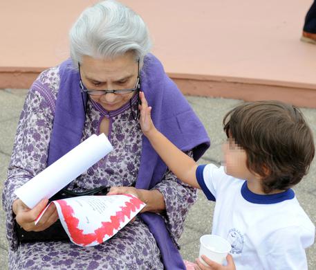 Tenerezze di un nipote nei confronti della propria nonna © ANSA 
