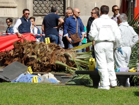 Carabinieri e uomini della scientifica in Piazza Cutelli dove una palma, sradicata dal forte vento,  ha ucciso una donna. Foto Orietta Scardino © ANSA