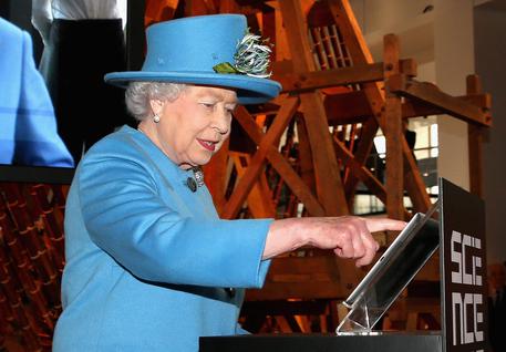 La regina Elisabetta inaugura una nuova galleria del Science Museum di Londra © EPA
