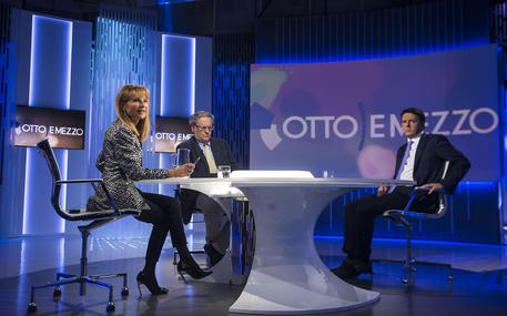 Il presidente del Consiglio Matteo Renzi durante la trasmissione di La7 'Otto e Mezzo', condotta da Lilli Gruber © ANSA
