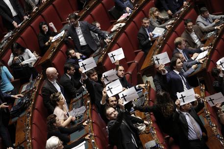 La protesta dei deputati M5S durante le votazioni dello 'Sblocca Italia' © ANSA