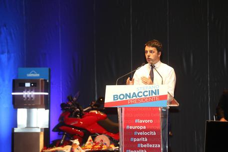 Matteo Renzi durante il suo intervento sul palco del Paladozza a sostegno di Stefano Bonaccini © ANSA