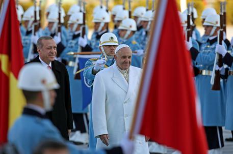 Papa Francesco ad Ankara con il presidente della repubblica turca Erdogan © ANSA