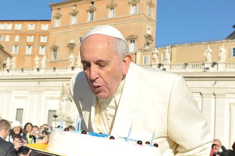 Papa Francesco spegne le candeline della torta © ANSA