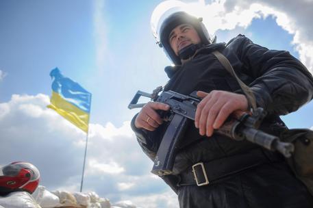 Un poliziotto ucraino a un posto di blocco © EPA