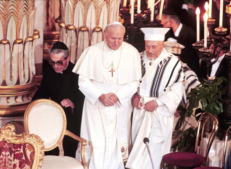 Giovanni paolo II incontra il rabbino Toaff nel  1986 © ANSA