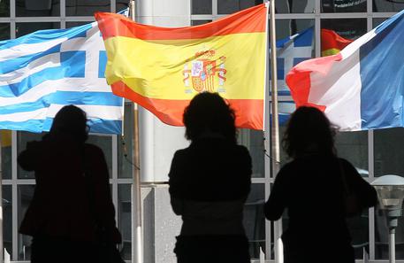 Bandiere greca, spagnola e francese a Bruxelles © ANSA 