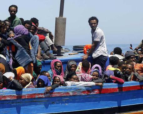 Un barcone di migranti © ANSA 