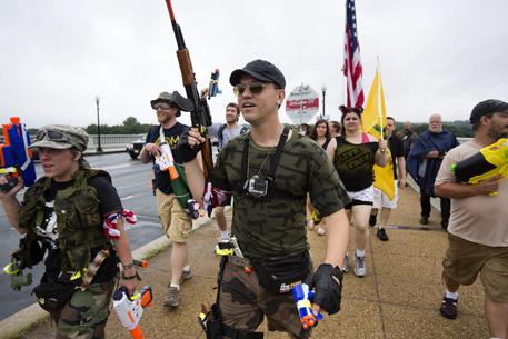 Giovani sostenitori del diritto a portare le armi negli Usa © ANSA 
