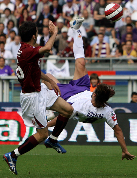 Il gol di Pablo Daniel Osvaldo, all'epoca alla Fiorentina, in Torino-Fiorentina del 18 maggio 2008. Con la vittoria ottenuta per 1-0 grazie a questo gol, la Fiorentina ottenne il quarto posto e la qualificazione alla Champions League ai danni del Milan © ANSA 