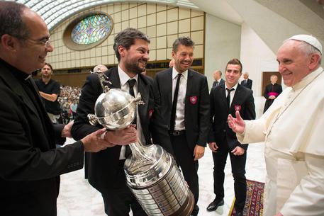 Papa Francesco abbraccia i campioni del San Lorenzo © ANSA