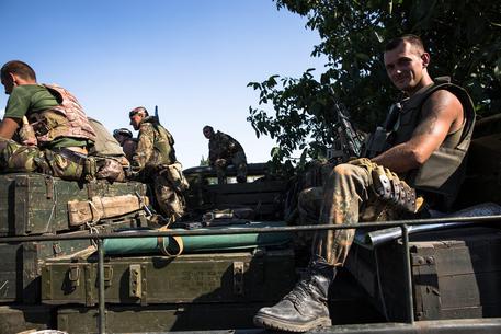Soldati ucraini a Lugansk © EPA