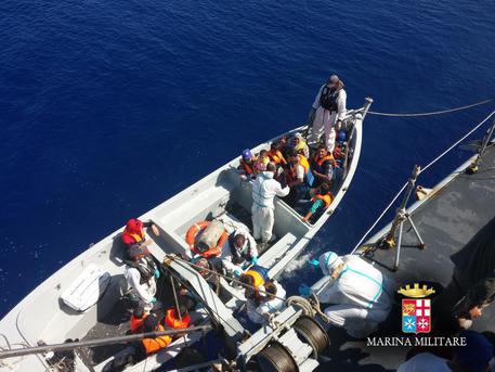 A Taranto arrivati in 325 da nave Fenice ANSA/ MARINA MILITARE © ANSA