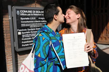 Bologna registra nozze gay contratte in Ue © ANSA