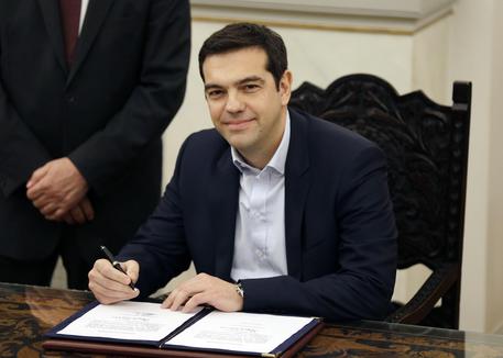 Tsipras giura senza cravatta © AP