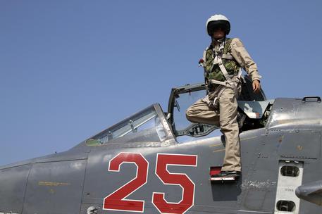 Un pilota russo su un jet da combattimento a Hmeimim © AP