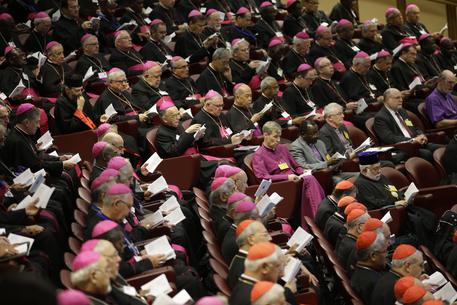 I vescovi durante la sessione mattutina del Sinodo © AP