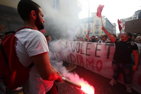 Scuola: lanci di petardi durante corteo studenti a Napoli © ANSA