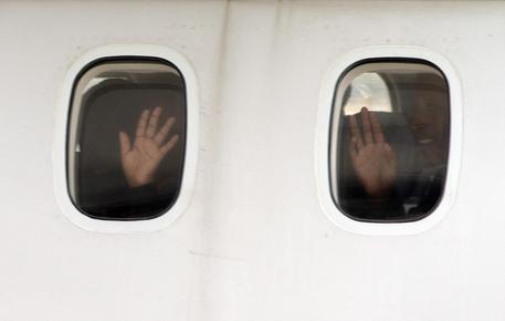 Rifugiati eritrei salgono sull'aereo della Guardia di Finanza © AP