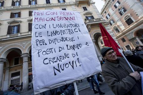 Un momento della manifestazione degli antagonisti a Piazza Vittorio, 28 febbraio 2015 a Roma. © ANSA