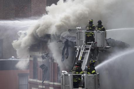 Esplosione e crollo in una palazzina a Manhattan, almeno 30 feriti © AP
