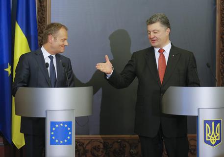 Il presidente ucraino Petro Poroshenko (d) e il presidente del Consiglio europeo Donald Tusk (s) nella conferenza stampa conclusiva del vertice Ue-Ucraina a Kiev © EPA