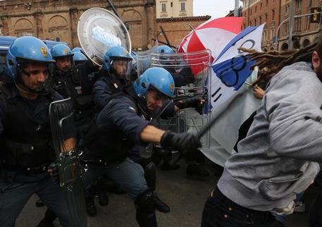 Un momento delle contestazioni e dei tafferugli a Bologna © ANSA