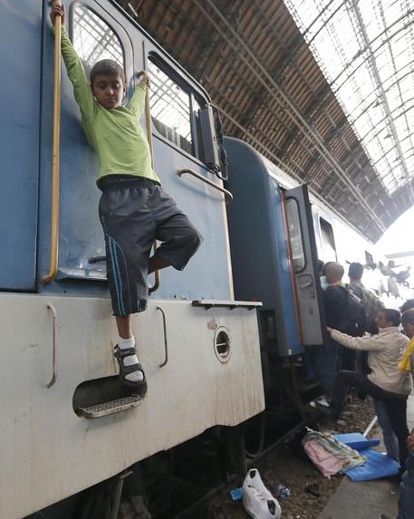 Migranti alla stazione di Budapest © AP