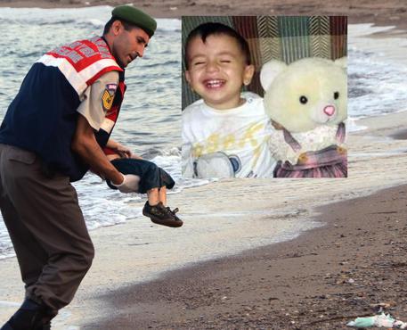 La foto del bimbo Aylan Kurdi , morto sulla spiaggia © ANSA