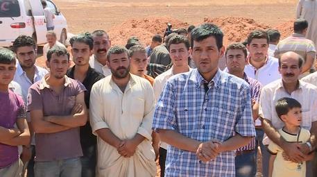 Il padre di Aylan ieri a Kobane in una immagine tratta da un video © AP