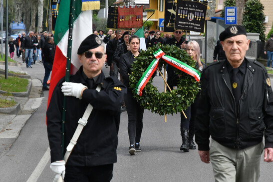 Nostálgicos gritan "Presente" frente a la tumba de Benito Mussolini (ANSA)