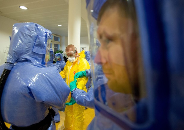 Ebola: infermiera contagiata, errore togliendo tuta © EPA