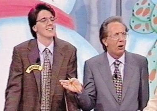 Matteo Renzi e Mike Bongiorno nel 1994 durante una puntata di 'La ruota della fortuna'